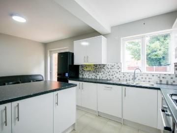 5 bedroom semi detached house to rent
