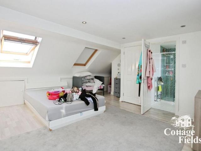 4 bedroom terraced house to rent