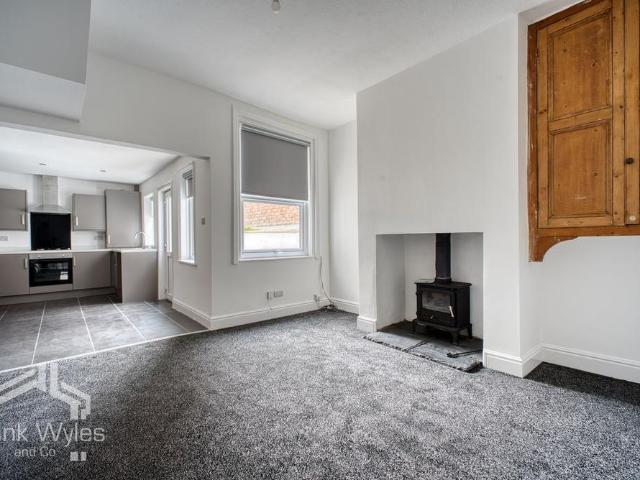 4 bedroom terraced house to rent