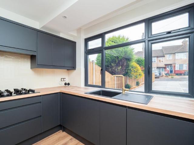 4 bedroom terraced house to rent