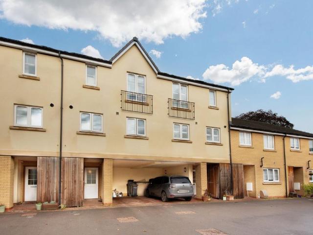 4 bedroom terraced house to rent