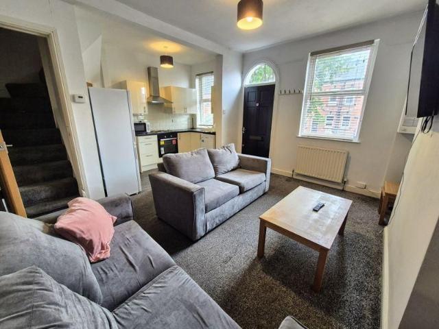 4 bedroom terraced house to rent