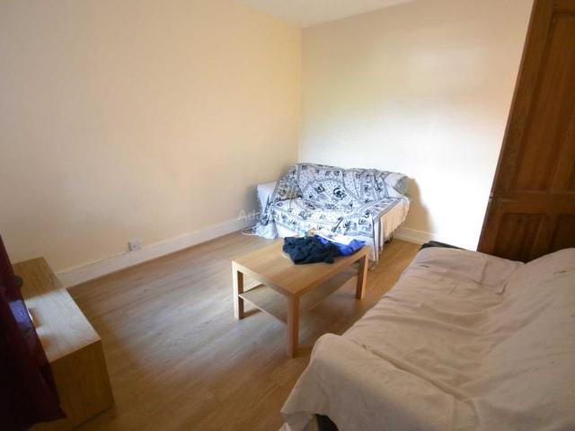 4 bedroom terraced house to rent
