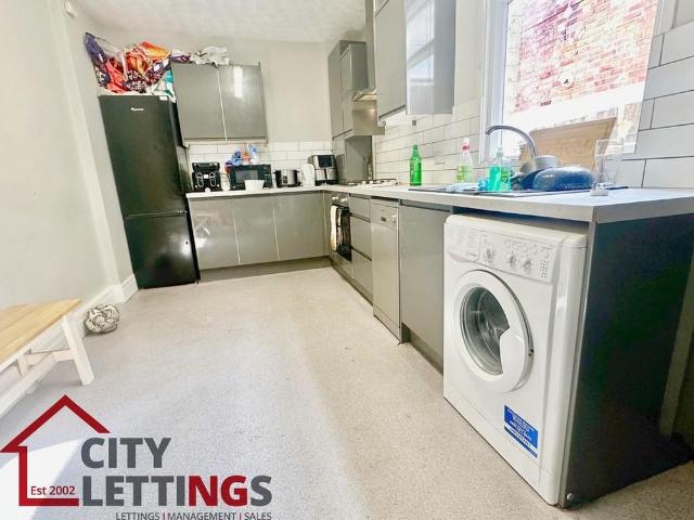 4 bedroom terraced house to rent