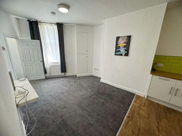 4 bedroom terraced house to rent