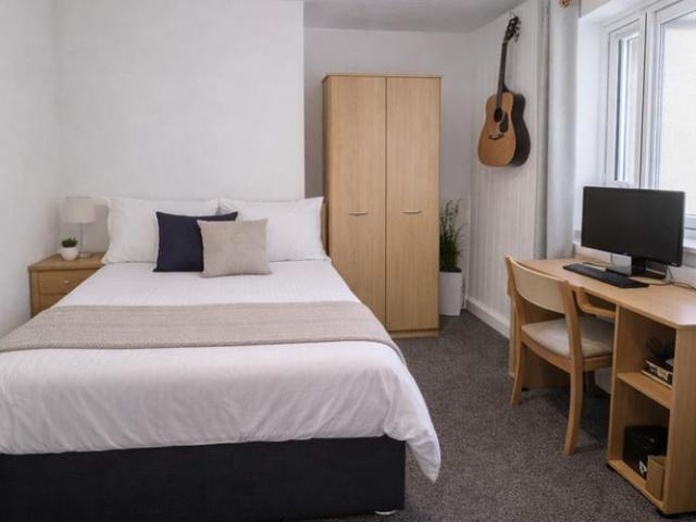 4 bedroom terraced house to rent