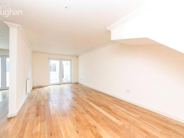 4 bedroom terraced house to rent