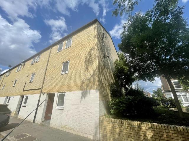 4 bedroom terraced house to rent
