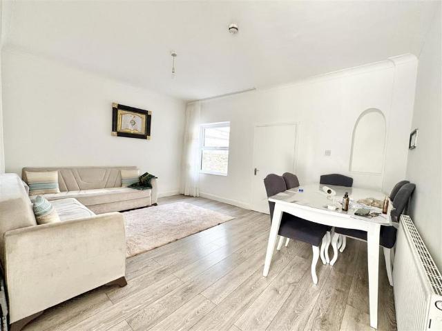4 bedroom terraced house to rent