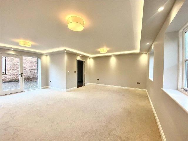 4 bedroom terraced house to rent