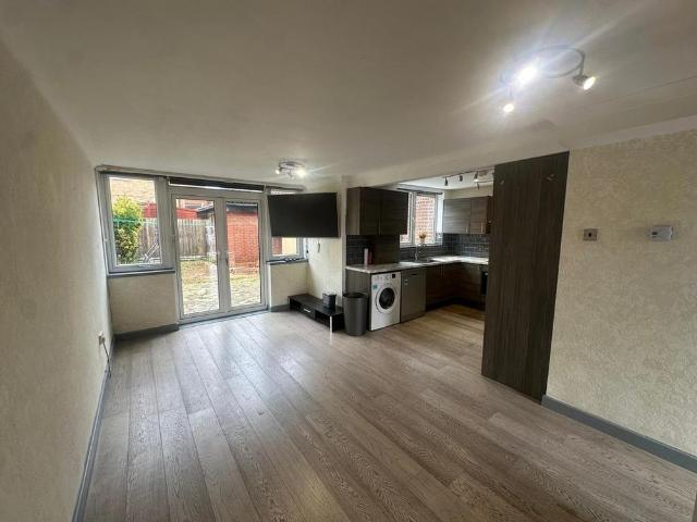 4 bedroom terraced house to rent