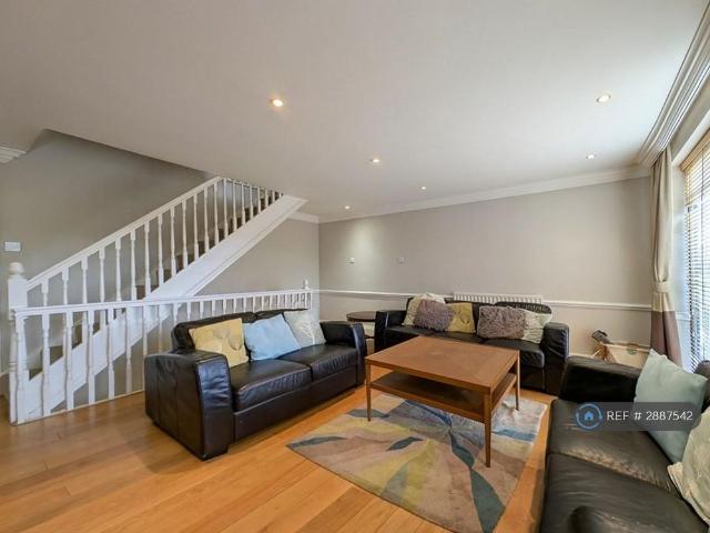 4 bedroom terraced house to rent