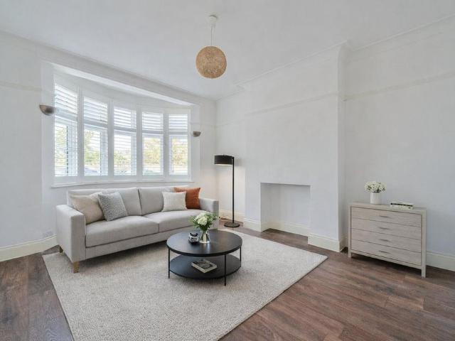 4 bedroom terraced house to rent
