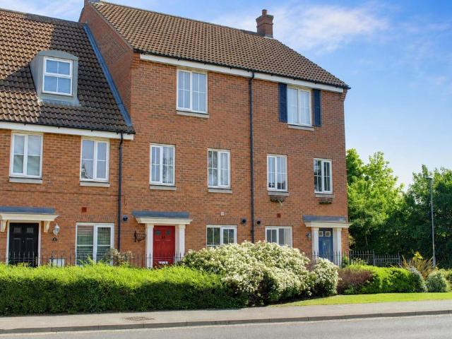 4 bedroom terraced house to rent