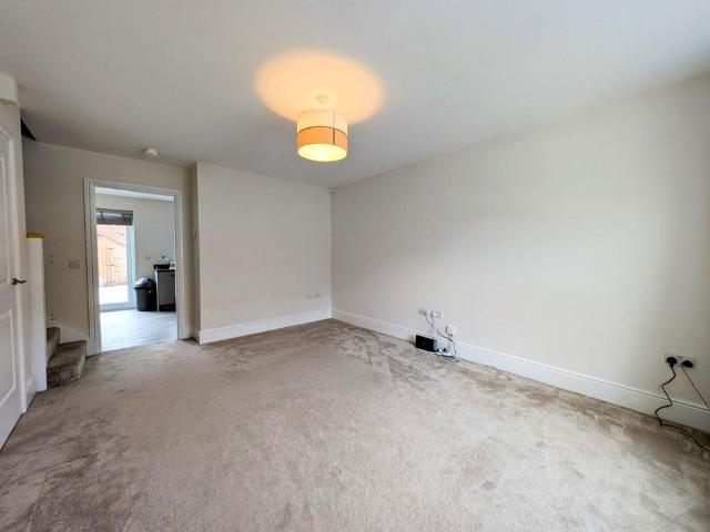 4 bedroom terraced house to rent