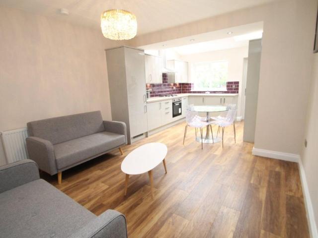 4 bedroom terraced house to rent