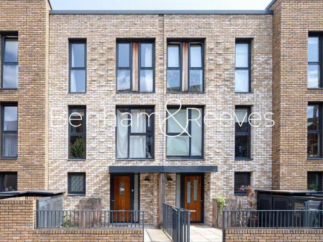 4 bedroom terraced house to rent