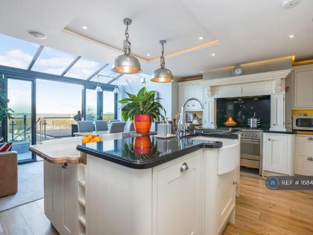 4 bedroom terraced house to rent