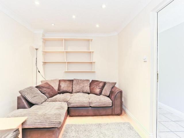 4 bedroom terraced house to rent