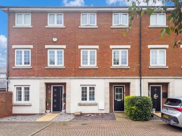 4 bedroom terraced house to rent