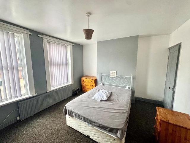 4 bedroom terraced house to rent