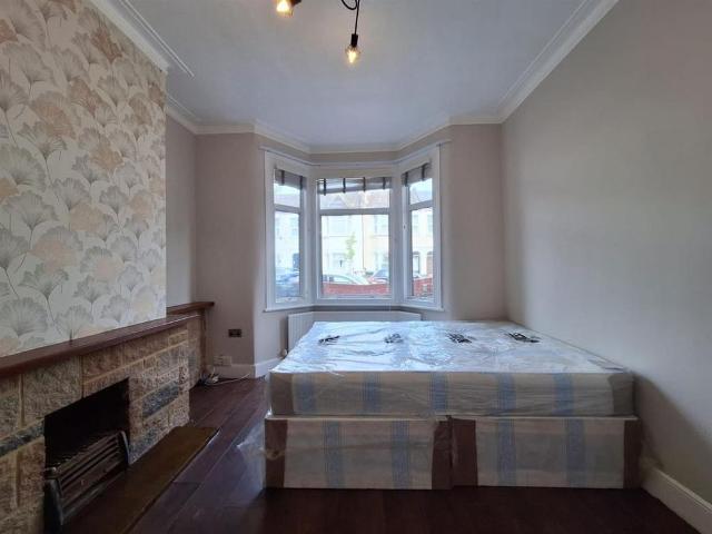 4 bedroom terraced house to rent
