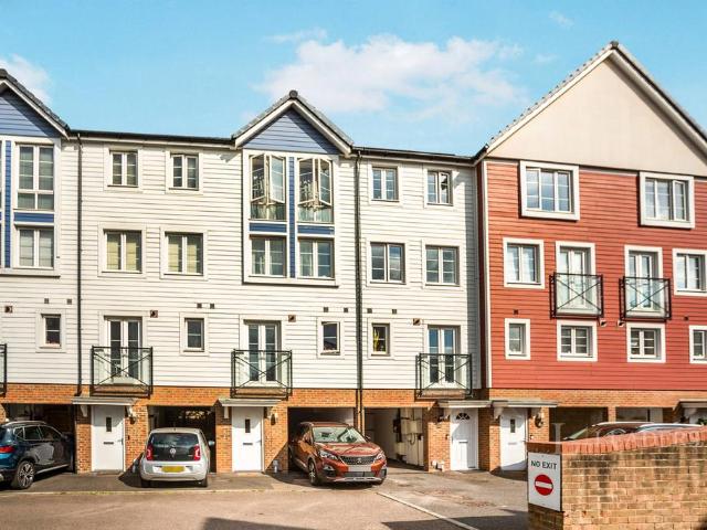 4 bedroom terraced house to rent