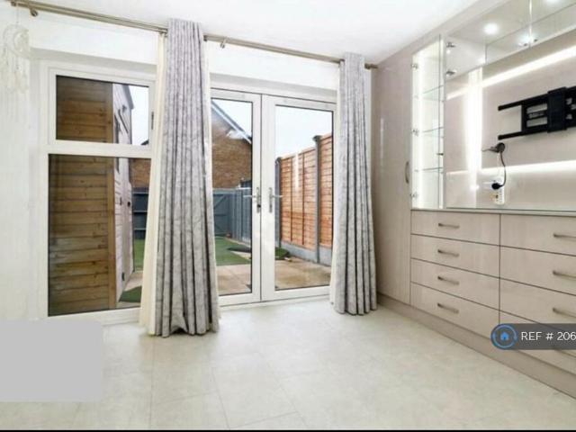 4 bedroom terraced house to rent