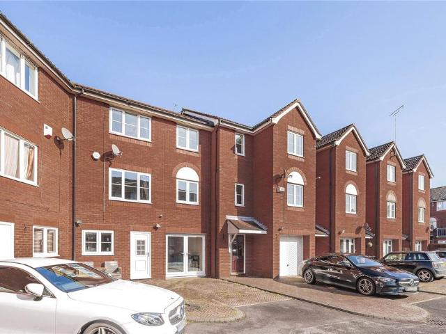 4 bedroom terraced house to rent