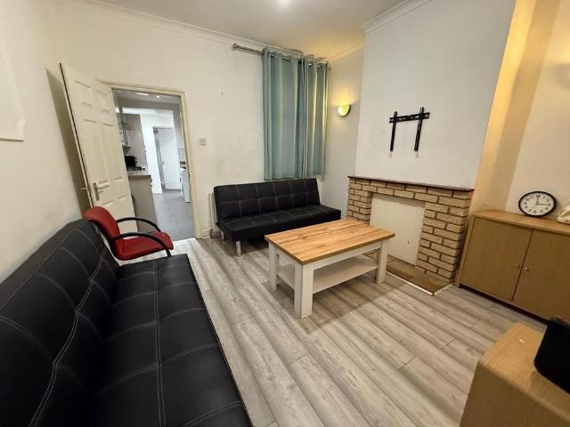 4 bedroom terraced house to rent