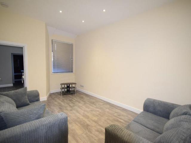 4 bedroom terraced house to rent