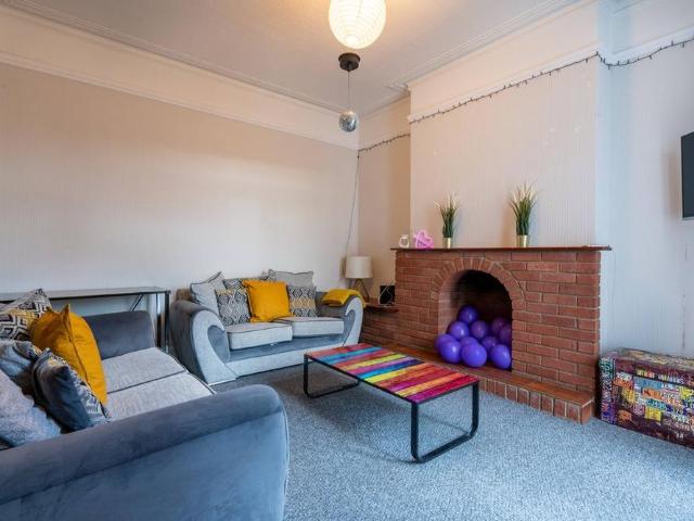 4 bedroom terraced house to rent