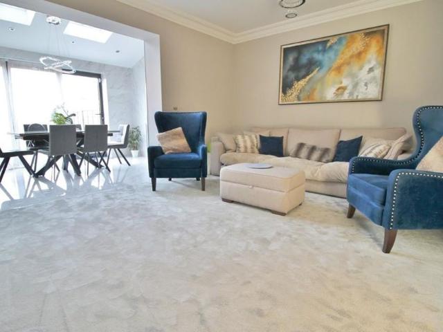 4 bedroom terraced house to rent