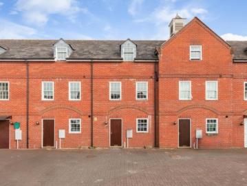 4 bedroom terraced house to rent
