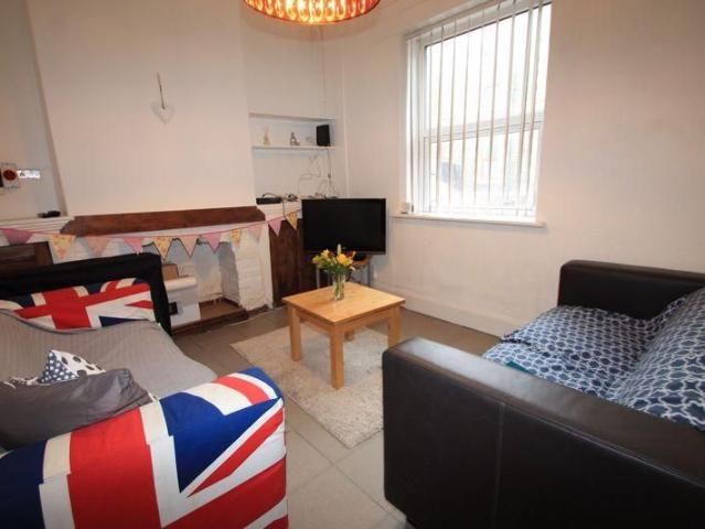 4 bedroom terraced house to rent