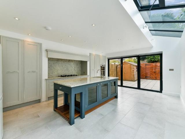 4 bedroom terraced house to rent