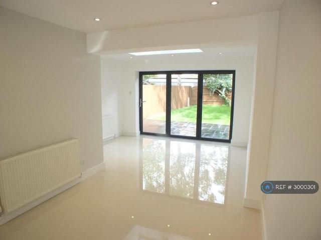 4 bedroom terraced house to rent