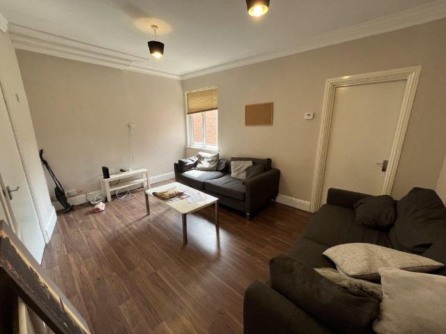 4 bedroom terraced house to rent