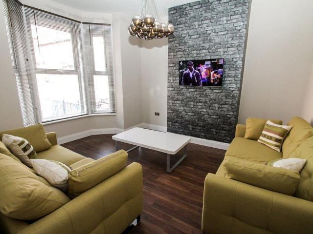 4 bedroom terraced house to rent