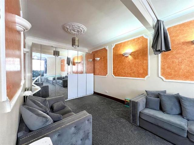 4 bedroom terraced house to rent