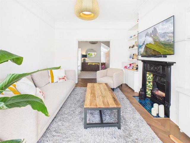 4 bedroom terraced house to rent
