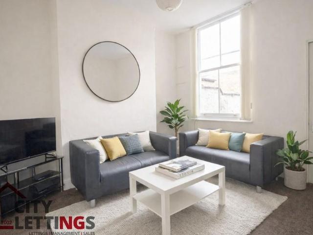 4 bedroom terraced house to rent