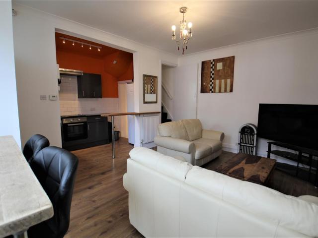 4 bedroom terraced house to rent