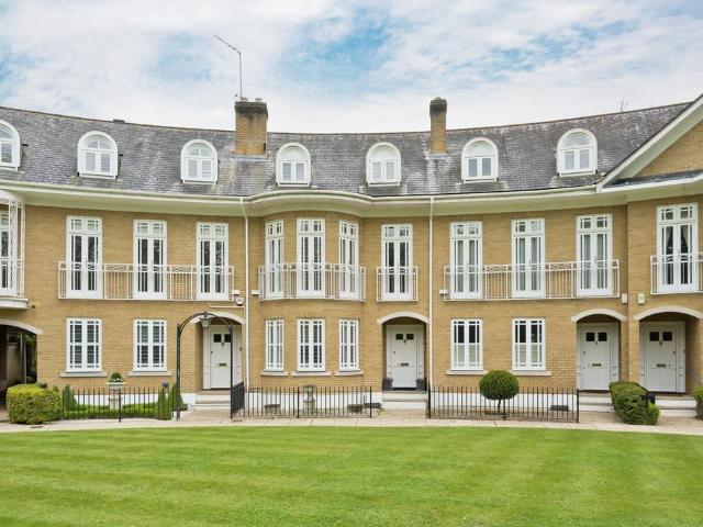 4 bedroom terraced house to rent