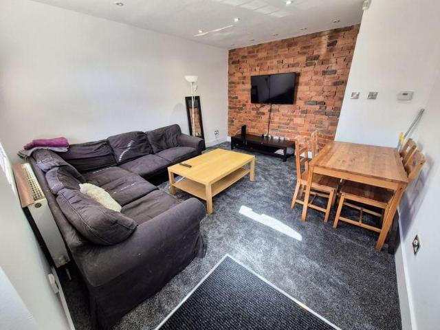 4 bedroom terraced house to rent