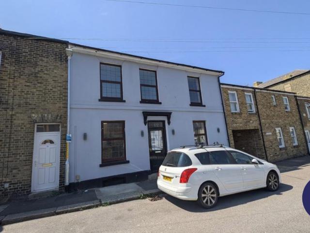 4 bedroom terraced house to rent