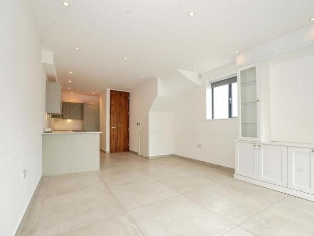 4 bedroom terraced house to rent