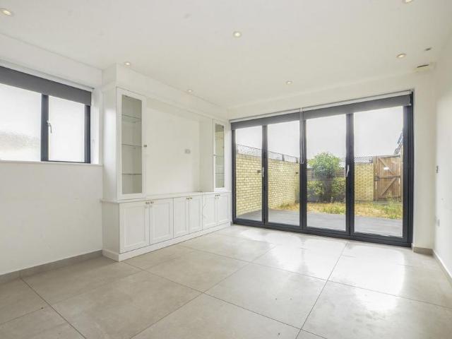 4 bedroom terraced house to rent
