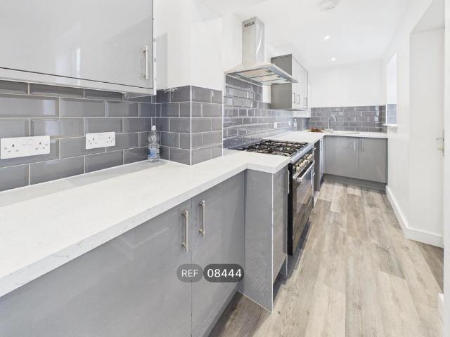 4 bedroom terraced house to rent