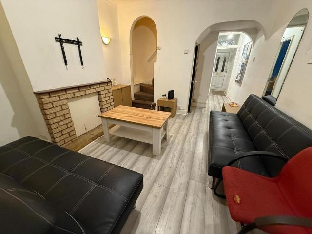 4 bedroom terraced house to rent